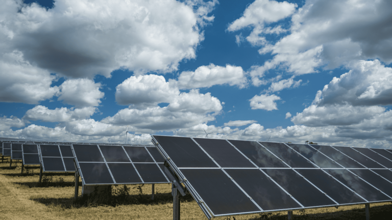 Solarpark für Energiegewinnung auf landwirtschaftlicher Fläche Erdbauarbeiten