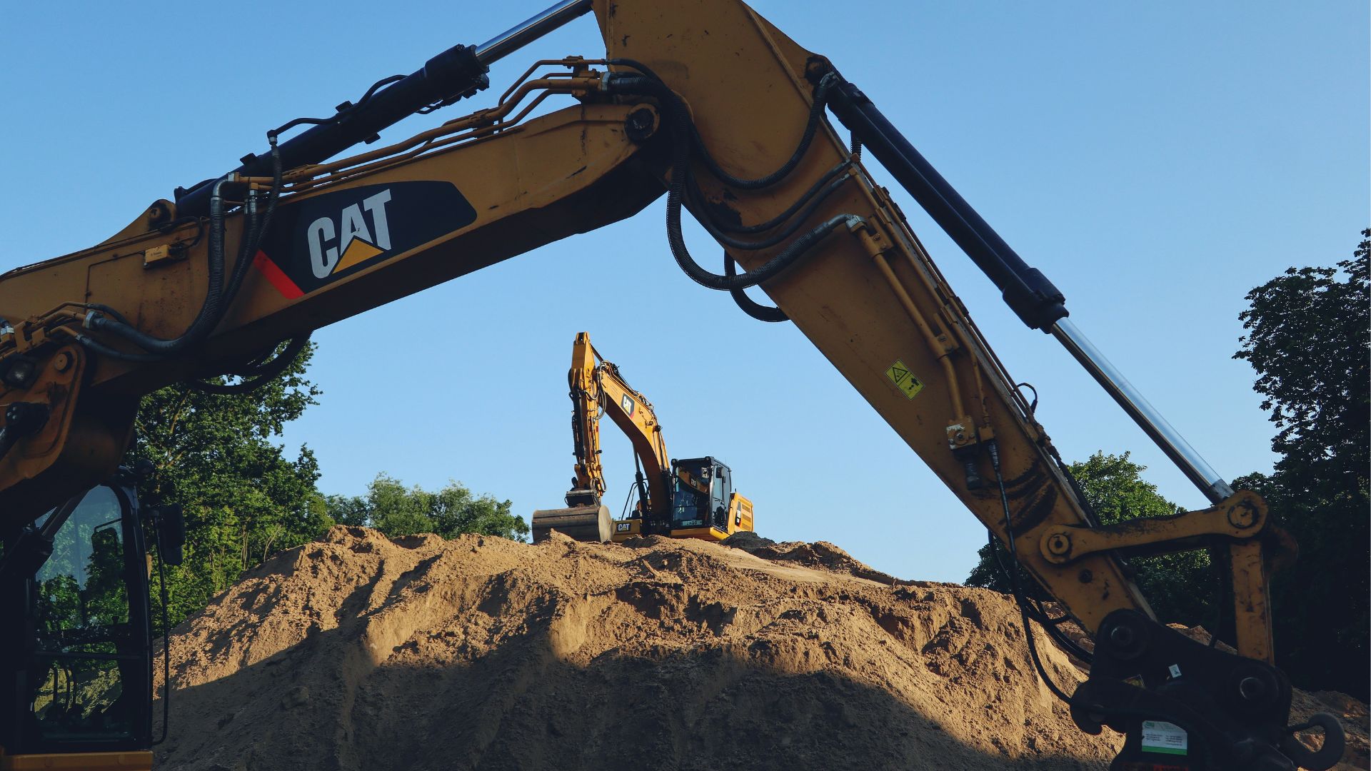 cat-kettenbagger-352-aushub-grossbaustelle